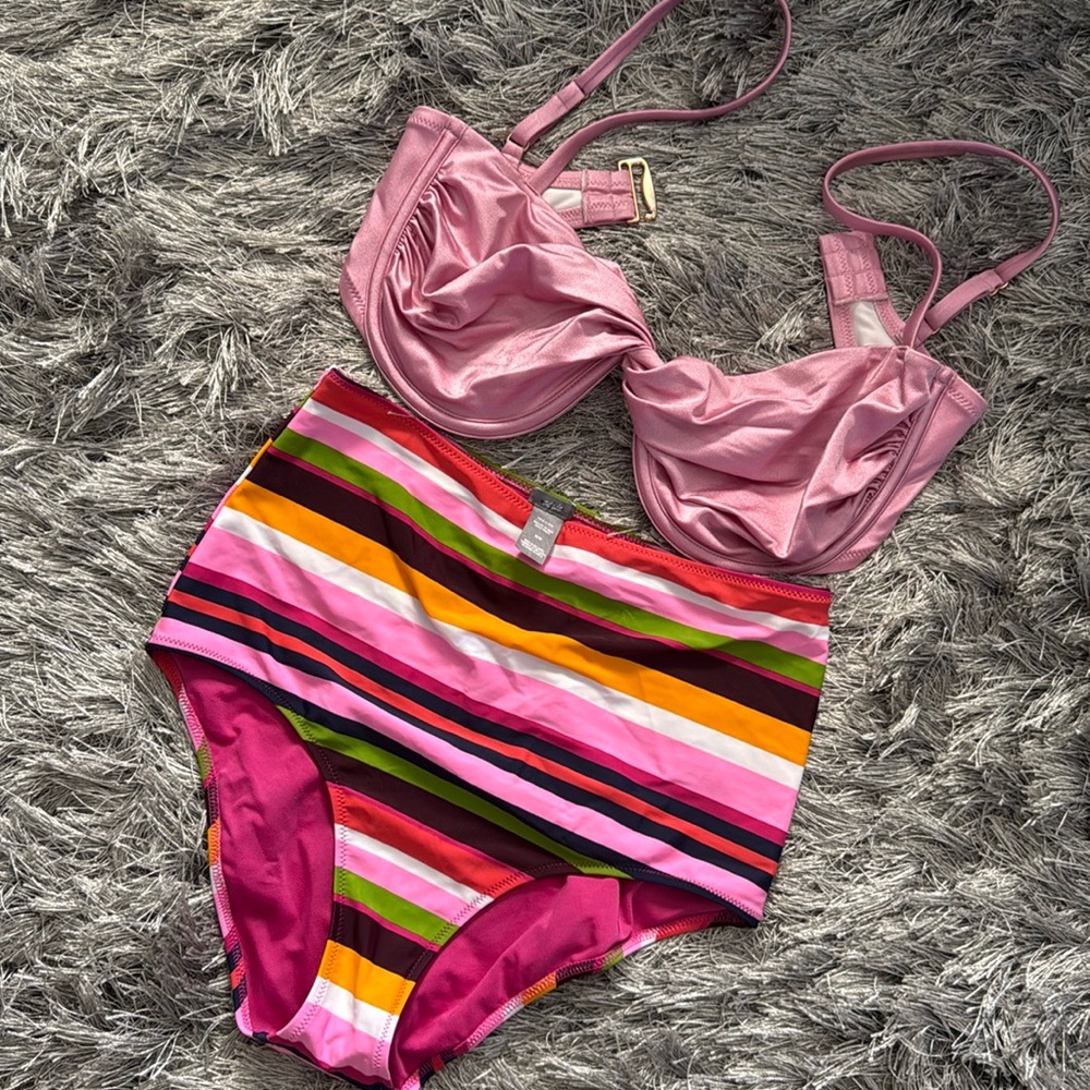 brand new bathing suit 34DD fits like VS size and m bottom